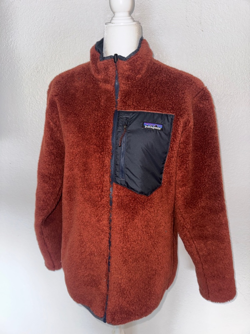 Patagonia Men’s REVERSIBLE Rust Red Fleece Jacket with blue Chest Pocket